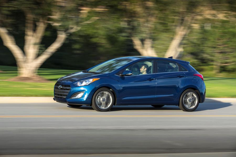  Hyundai Elantra GT 2015 года  (фото 18 из 23)